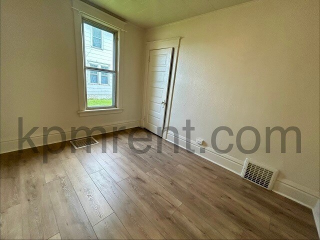 Building Photo - 506 7th St NE