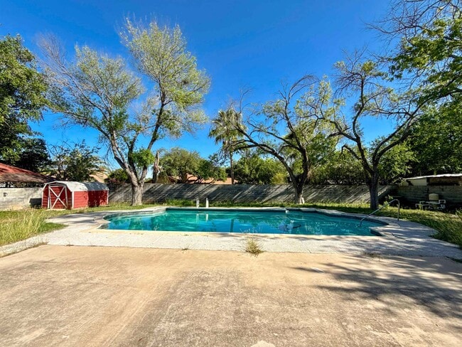 Building Photo - 405 Westmont Dr