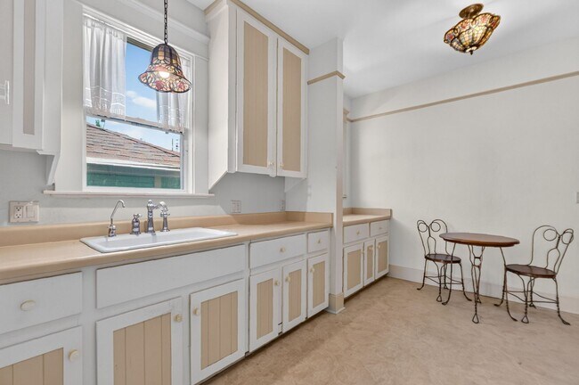 Building Photo - 3 Bedroom with Historical Charm Close to Square