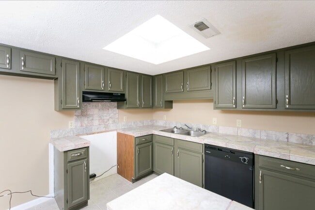 Building Photo - Chic & Spacious Townhome – 3 Beds, 3 Baths, and Modern Charm!