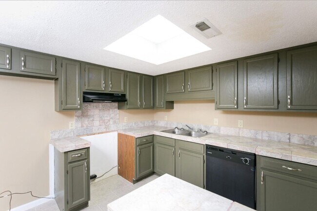 Building Photo - Chic & Spacious Townhome – 3 Beds, 3 Baths...