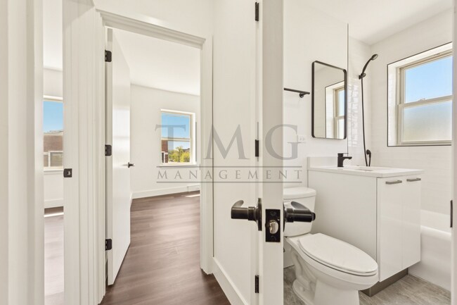 Building Photo - Brand NEW 2-Bedroom in the heart of Andersonville with Separate Kitchen, In-Unit Laundry & Sunlig...