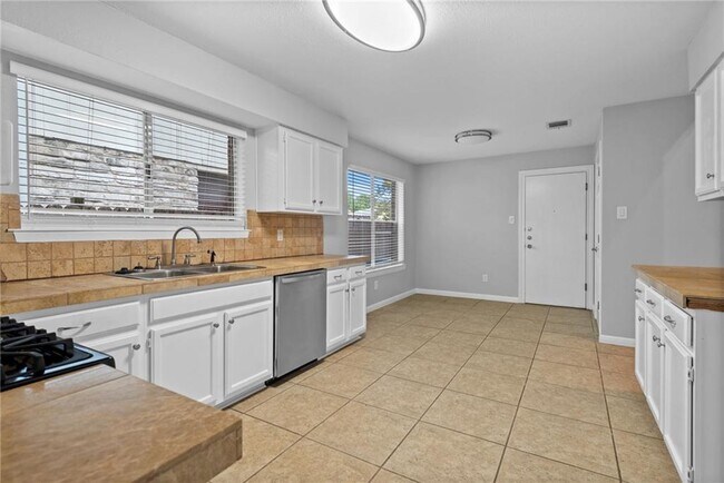 Building Photo - 1904 Dayflower Trce