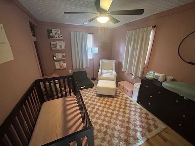 Building Photo - 2 bedroom 1 bath single family home