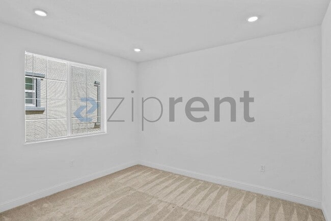 Building Photo - Unit