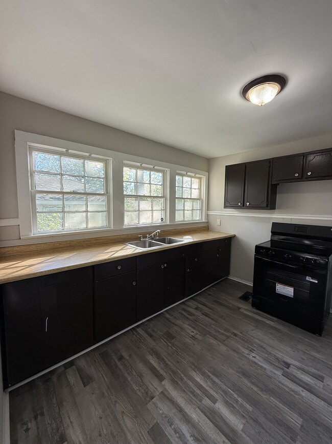 Building Photo - 923 Woodward Rd