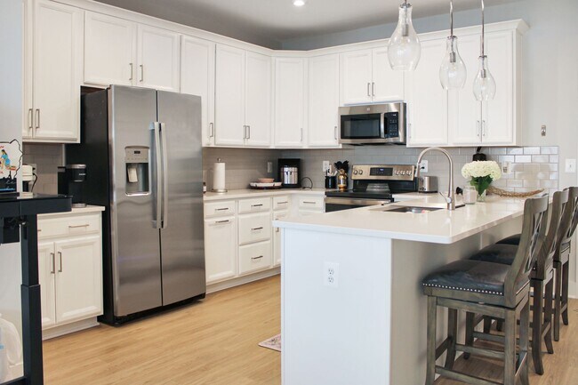 Building Photo - One-Room in shared condo