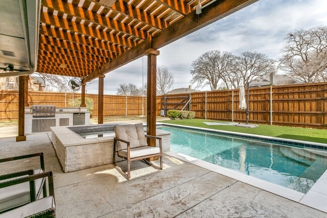 Building Photo - 4 bedroom with pool in Colleyville