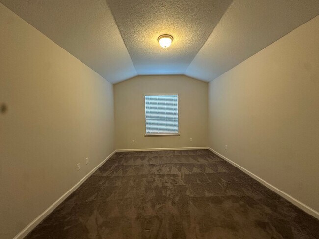 Building Photo - LIKE NEW OAKLEAF TOWNHOME!
