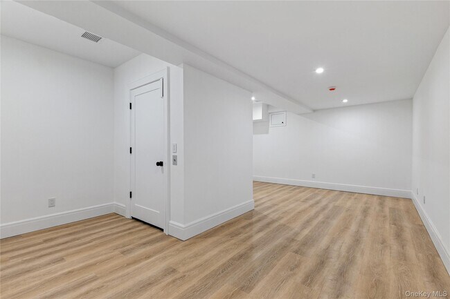 Building Photo - 42 Mamaroneck Rd