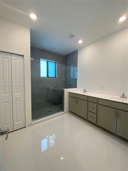 Building Photo - 2434 SW 145th Pl