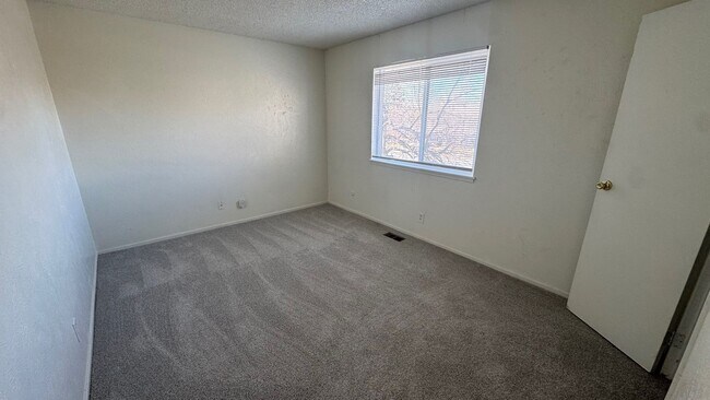 Building Photo - 2 bed, 1 Bath, 900 sqft with washer/dryer hookups and 1 car garage