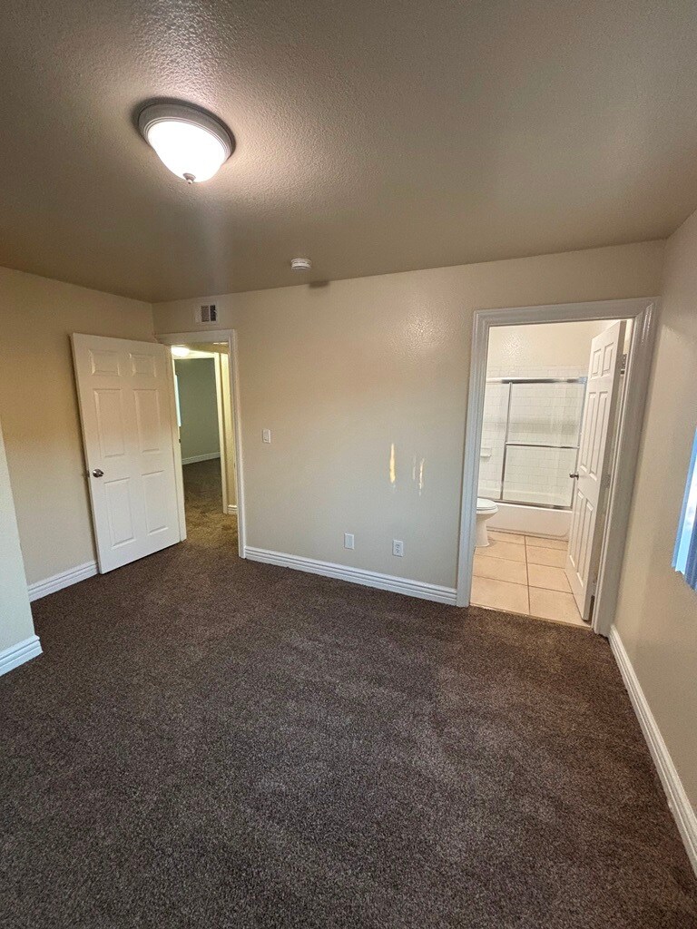 Building Photo - 116 E 82nd St