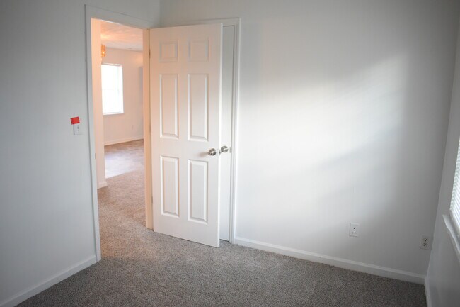 Building Photo - 3010 Thatch Ct