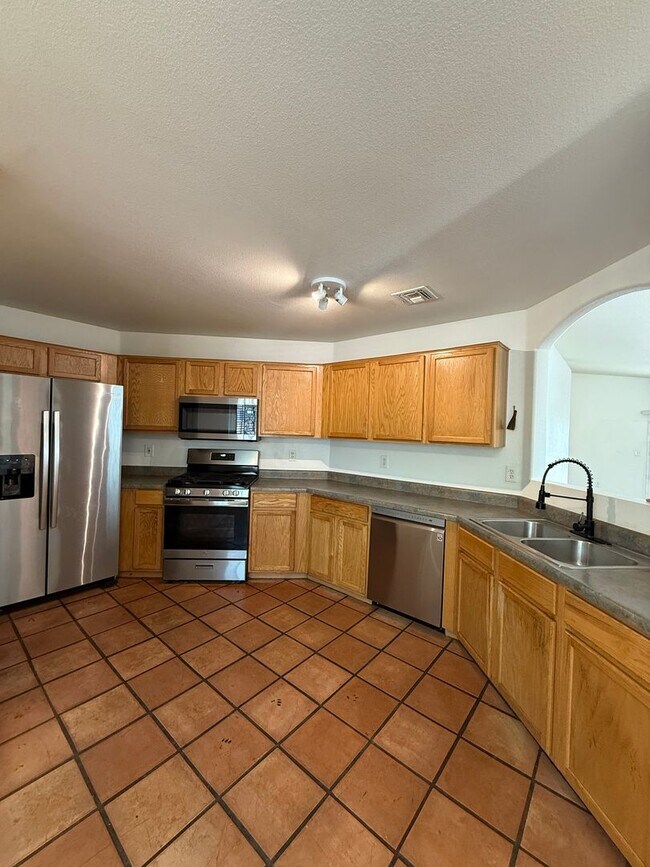 Building Photo - NEW CARPET! 3 Bed / 2 Bath Single Family H...