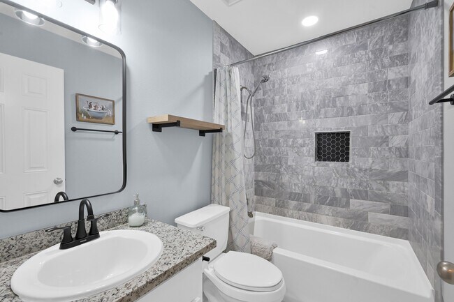 Building Photo - 22806 Lantana Dr