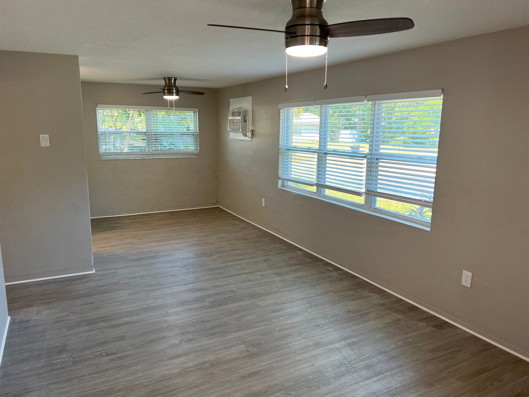 Building Photo - 1 Bed/1 Bath - Unit 4