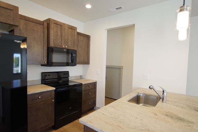 Building Photo - Sunbeam Townhomes | Modern Townhome Living in the Heart of Kuna