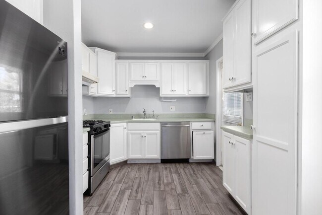 Building Photo - 4804 Iroquois Ave