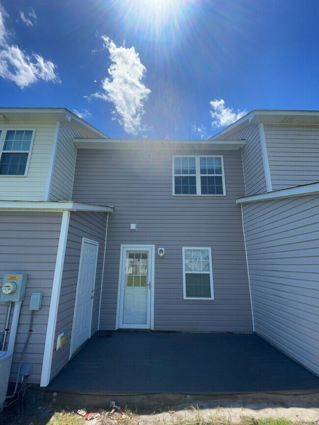 Building Photo - Charming 2 Bedroom Townhouse