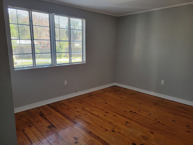Building Photo - Spacious 4 Bedroom 2 Bath Home with Hardwo...
