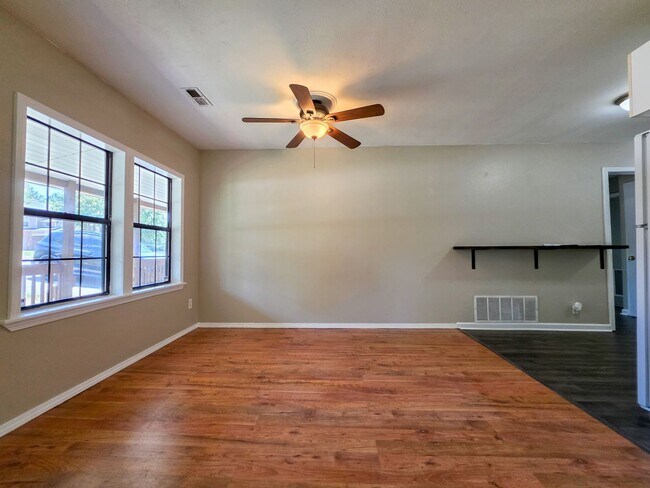 Building Photo - Charming 3 Bed 1.5 Bath home walkable to campus