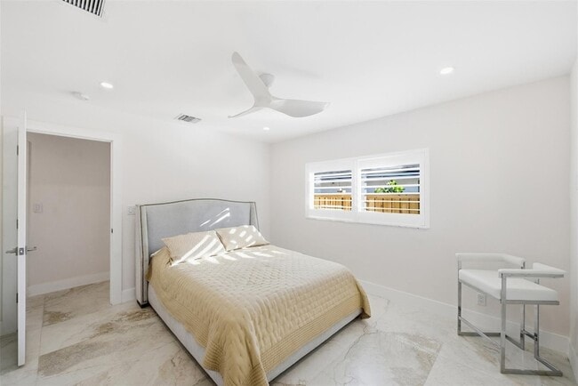 Building Photo - 1706 NE 28th Dr