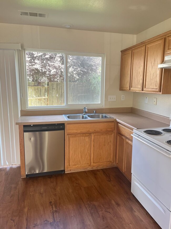 Building Photo - 3 bedroom 2 bath Home in Merced