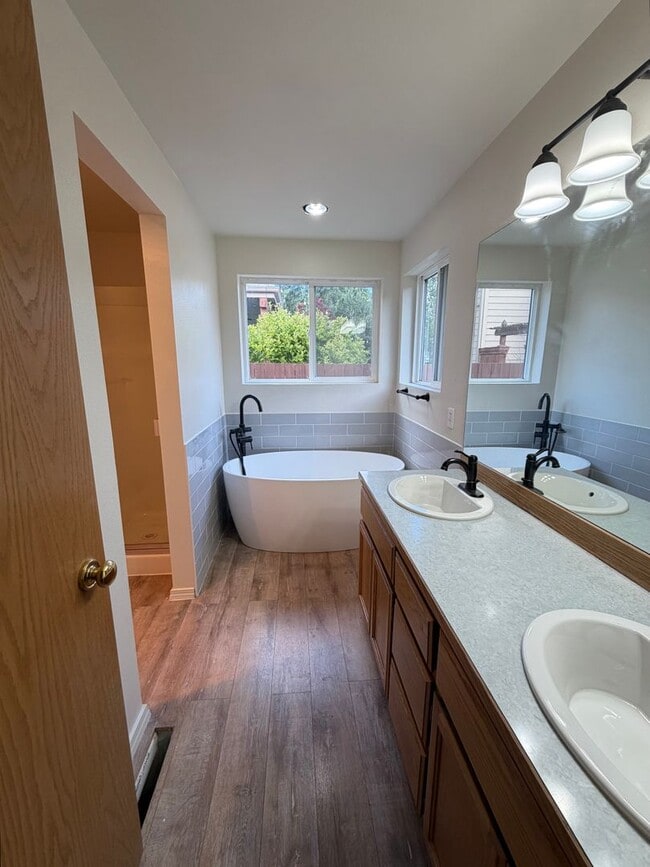 Building Photo - One Level, Golf Course Living- 3 bed + office, 2 bath