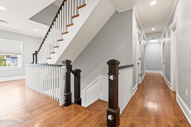 Building Photo - 558 Cedar Ave