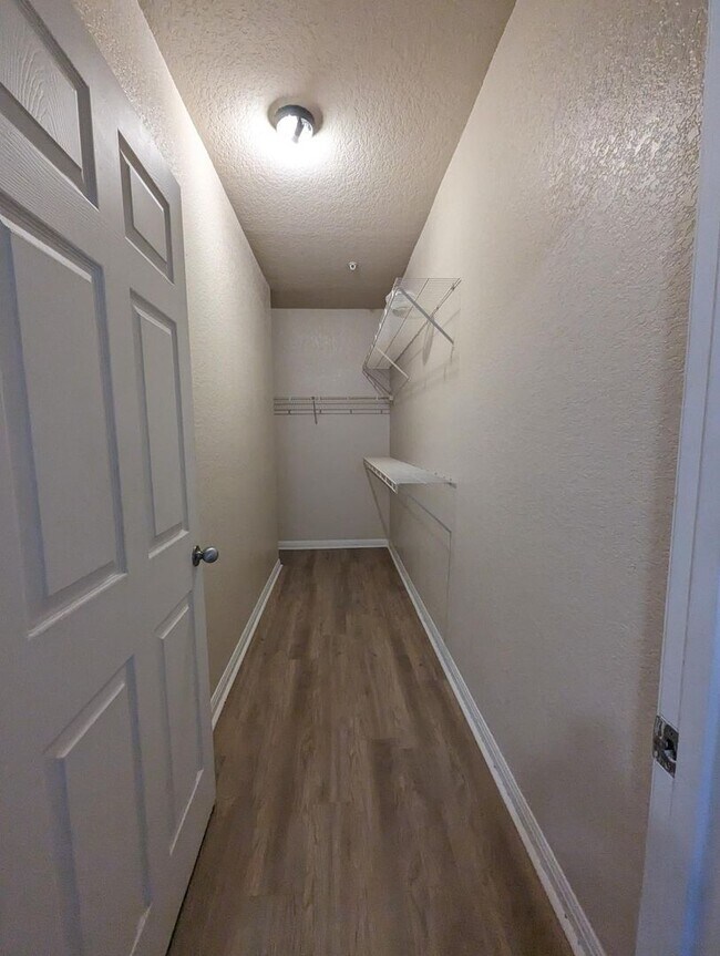 Building Photo - Conveniently located, Updated 2x2 corner b...