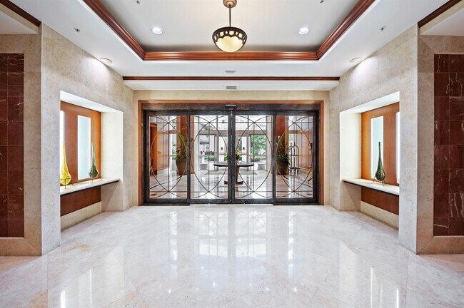 Building Photo - 347 N New River Dr E