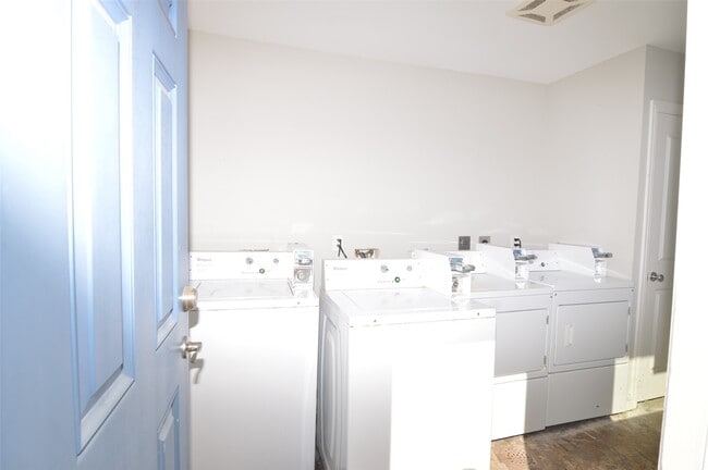 Building Photo - 10002 Neuens Rd