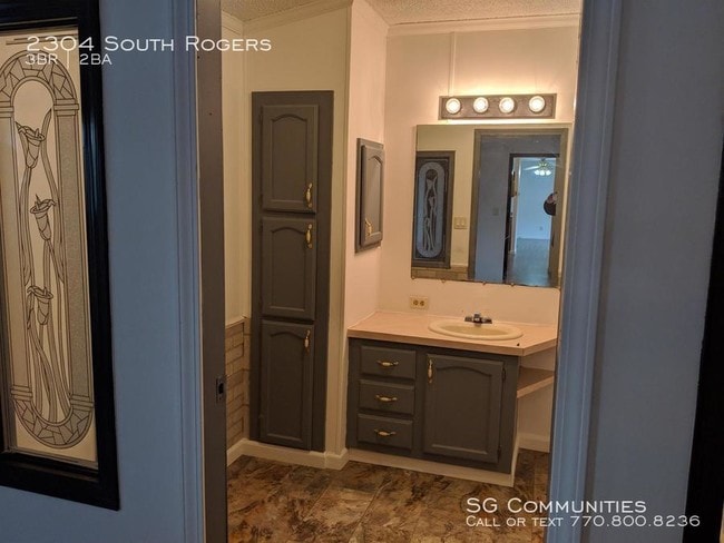 Building Photo - 2304 S Rogers St