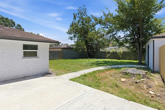 Building Photo - 6211 Dumfries Dr