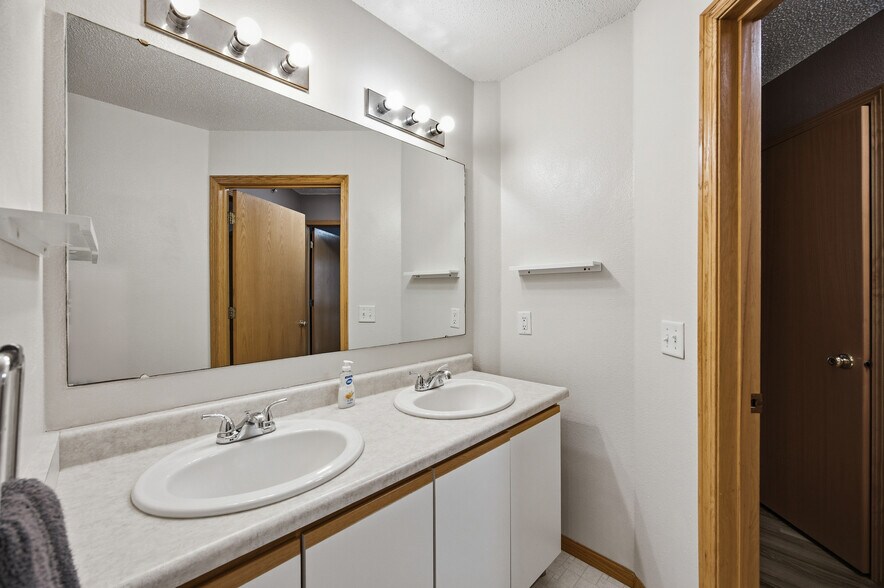Building Photo - 2871 Coral Ct