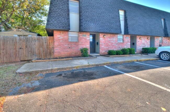 Building Photo - Newly Renovated 2bed 2 bath !Townhome