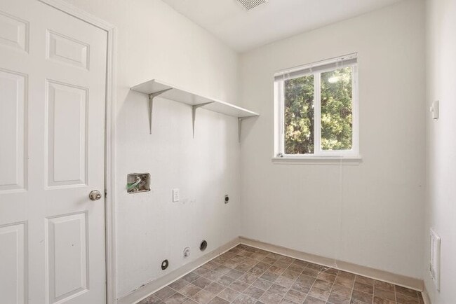 Building Photo - 820 N Siony