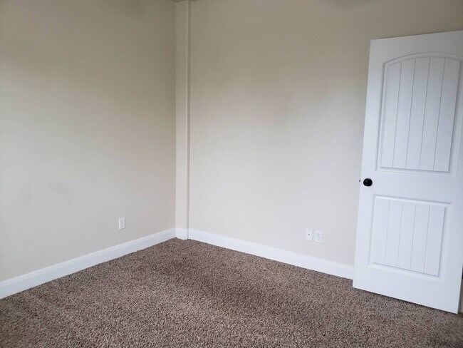 Building Photo - 1385 Clinton Way