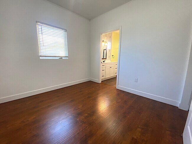 Building Photo - 4861 Mascot St