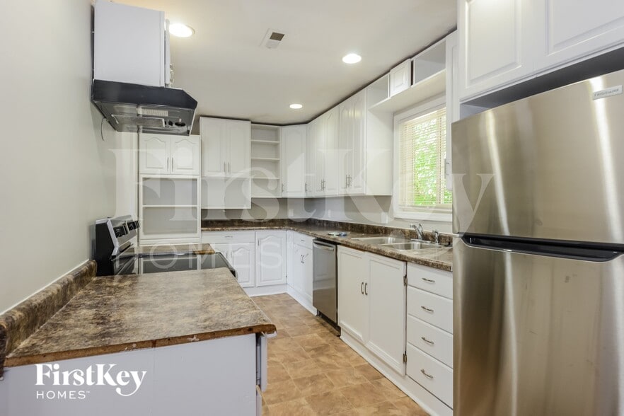 Building Photo - 6304 Zionsville Rd