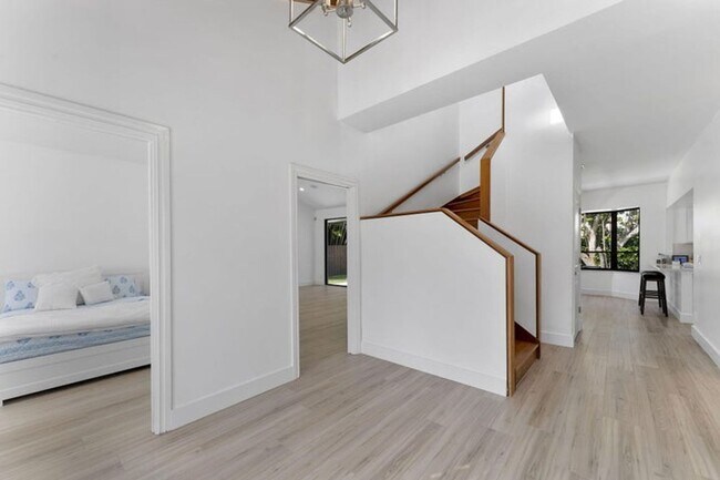 Building Photo - 150 Lucina Dr