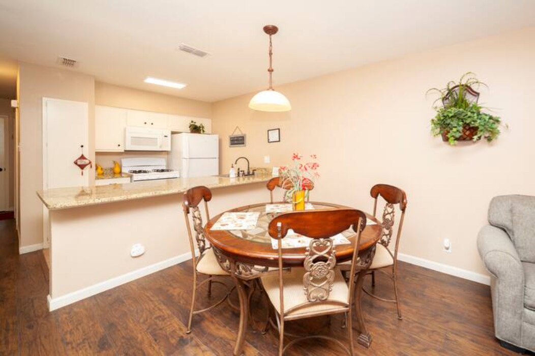 Dining area - 303 Babcock Rd
