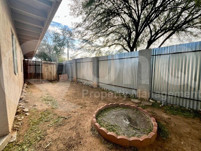 Building Photo - 2705 N Orchard Ave