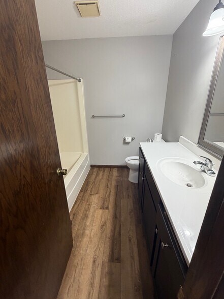 Building Photo - 422 Commodore Dr