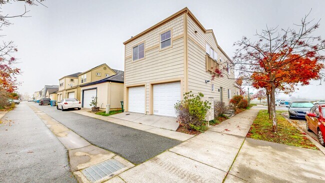 Building Photo - 2421 N Village Dr