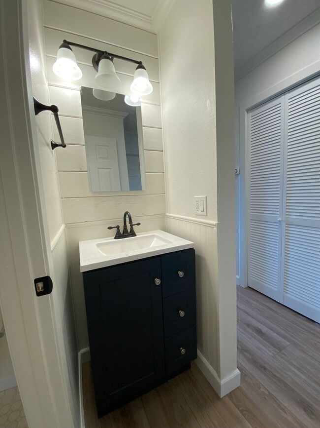 Building Photo - Tastefully Renovated Townhouse Available t...