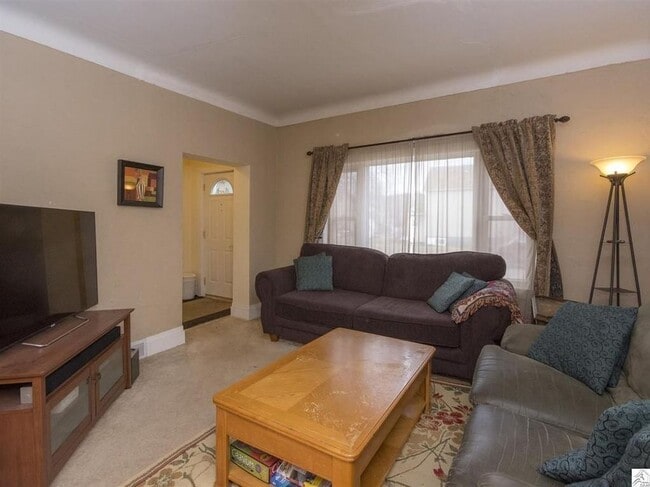 Building Photo - AVAILABLE April! - 4 Bed, 2 Bath Bright & Spacious Home