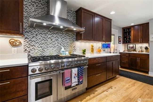 Building Photo - Gorgeous 5 Bedroom Home with Bayview - Bir...