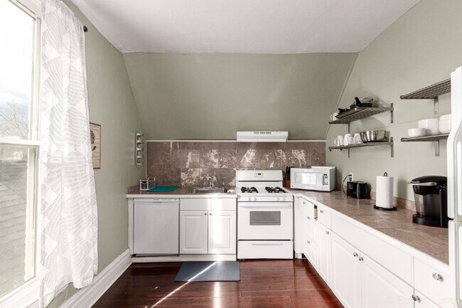 Building Photo - Lovely Victorian duplex for rent 2 bed / 1 bath